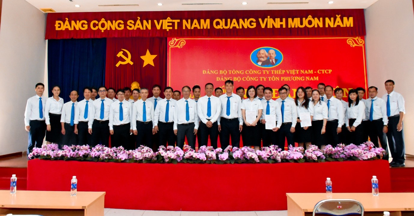ĐẢNG BỘ CÔNG TY TÔN PHƯƠNG NAM TỔ CHỨC LỄ KẾT NẠP ĐẢNG VIÊN MỚI